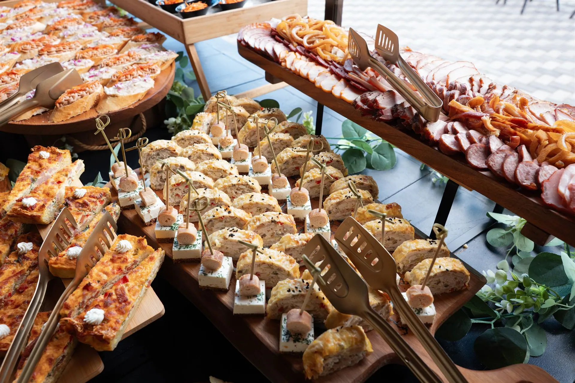 Bufet de aperitiv pe platouri de lemn