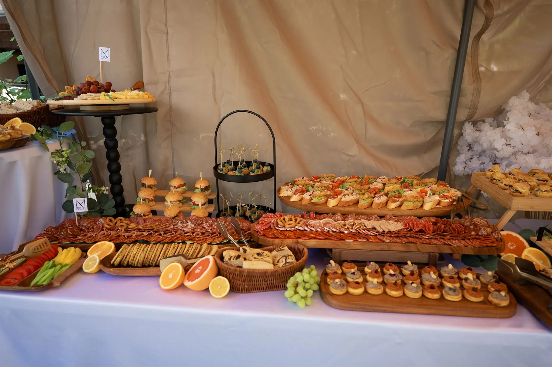 Bufet de catering sub cort