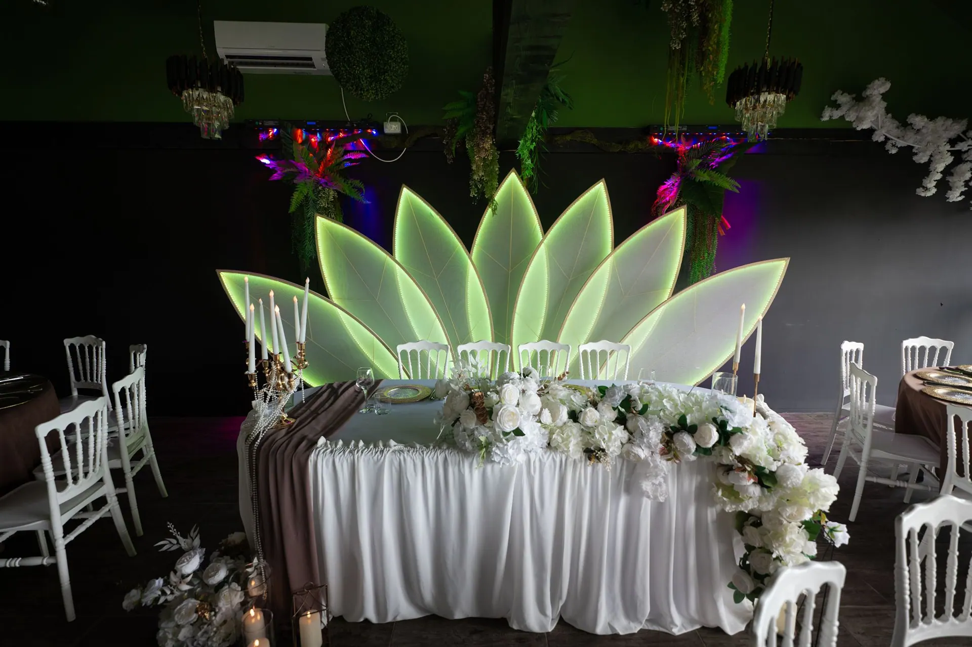 Decor cu frunze luminate